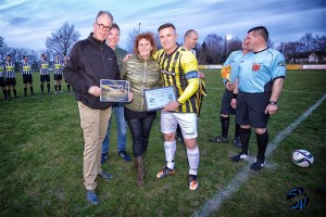 Irma. Gert-Jan en Guus ontvangen de cheque uit handen van Marc van Hintum.