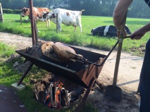 Één van de lekkernijen; varken aan het spit.