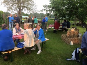 En het bleef nog gezellig op het boerenerf van de familie Bussink. Meer foto's staan op onze Facebookpagina.